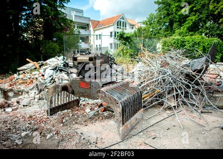 Oldenburg, Germania. 04 agosto 2020. Frizione per demolizione di un escavatore in un cantiere di Oldenburg (Germania), 04 agosto 2020. Credit: dpa/Alamy Live News Foto Stock