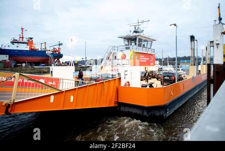 Berna, Germania. 14 gennaio 2021. Un traghetto per auto tra Brema-Blumenthal e Motzen sul fiume Weser vicino a Berna (Germania), 14 gennaio 2021. Credit: dpa/Alamy Live News Foto Stock