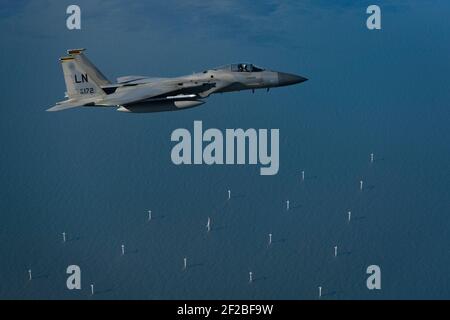 US Air Force F-15C Eagle, assegnato al 493rd Fighter Squadron, vola sopra una fattoria eolica nel Mare del Nord durante un allenamento Sortie 5 marzo 2021 al largo della costa dell'Inghilterra. Foto Stock