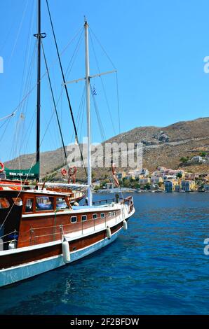 Tradizionale goletta in legno gita in barca sulle acque dell'isola di Symi in Dodecanese, Grecia. Foto Stock