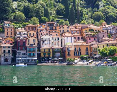 Case colorate del pittoresco villaggio che si affaccia sul lago di Como.Varenna, Lombardia, Italia. Foto Stock