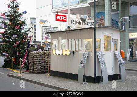 Berlino, Germania - 24 dicembre 2017: Checkpoint Charlie a Berlino. Il Checkpoint Charlie era il nome dato dagli alleati occidentali che attraversano il punto tra Oriente Foto Stock