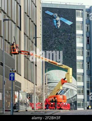 Glasgow, Scozia, Regno Unito 11 marzo 2021. Lockdown Giovedi ha visto un desolato centro della città attraverso gli effetti di regolazione covid e pioggia. Riparazioni al Centro di tecnologia e innovazione dell'Università di Strathclyde. Credit: Gerard Ferry/Alamy Live News Foto Stock