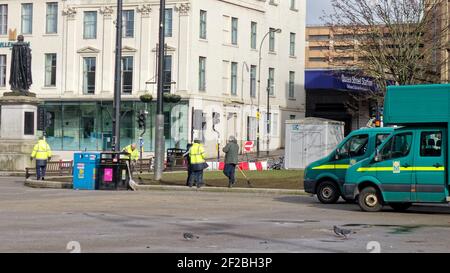 Glasgow, Scozia, Regno Unito 11 marzo 2021. Lockdown Giovedi ha visto un desolato centro della città attraverso gli effetti di regolazione covid e rain.Council lavoratori ripulire dopo i fan ranger come rimuovere rotto vetro annd riparare le aree verdi, ironicamente. Credit: Gerard Ferry/Alamy Live News Foto Stock