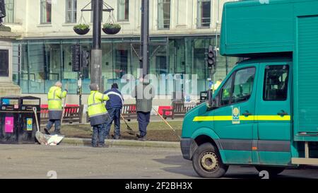 Glasgow, Scozia, Regno Unito 11 marzo 2021. Lockdown Giovedi ha visto un desolato centro della città attraverso gli effetti di regolazione covid e rain.Council lavoratori ripulire dopo i fan ranger come rimuovere rotto vetro annd riparare le aree verdi, ironicamente. Credit: Gerard Ferry/Alamy Live News Foto Stock