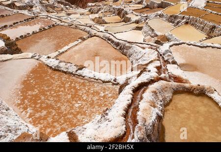 Saline Inca di Maras, saline terrazzate e saline di Pichingoto, Salineras de Maras, Valle Sacra degli Incas, Urubamba vicino Cusco, Perù Foto Stock