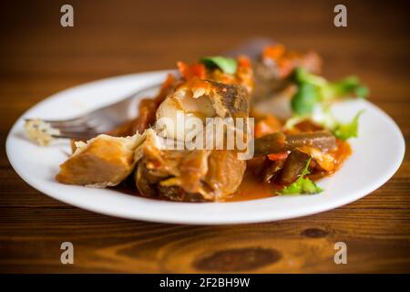 nasello intero stufato con carote, barbabietole, peperoni e altre verdure. Foto Stock