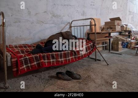 STEPANAKERT, NAGORNO KARABAKH - NOVEMBRE 05: Anziano si rifugia in un seminterrato di un edificio residenziale mentre l'Azerbaigian continua a piovere il fuoco di artiglieria su Stepanakert, capitale de facto dell'autoproclamata Repubblica di Artsakh o Nagorno-Karabakh, parte de jure della Repubblica di Azerbaigian il 04 novembre 2020. I combattimenti tra Armenia e Azerbaigian sul Nagorno-Karabakh, noto anche come Repubblica Artsakh, sono riesplose alla fine di settembre in una guerra di sei settimane con entrambi i paesi accusandosi reciprocamente di provocazioni che hanno lasciato migliaia di morti. Foto Stock