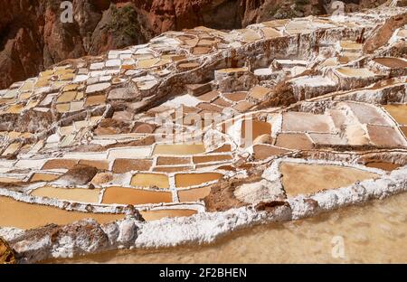 Saline Inca di Maras, saline terrazzate e saline di Pichingoto, Salineras de Maras, Valle Sacra degli Incas, Urubamba vicino Cusco, Perù Foto Stock