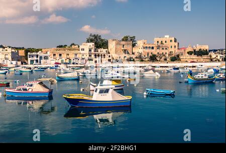 Barche di tutte le dimensioni nel porto di Birzebbuga, Malta Foto Stock