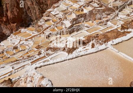 Saline Inca di Maras, saline terrazzate e saline di Pichingoto, Salineras de Maras, Valle Sacra degli Incas, Urubamba vicino Cusco, Perù Foto Stock