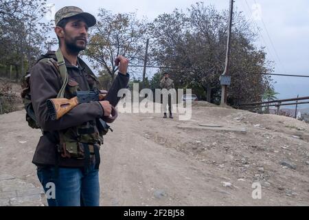 GISHI, NAGORNO KARABAKH - NOVEMBRE 05: I volontari militari armeni di etnia etnica trasportano i fucili d'assalto di Kalashnikov nel villaggio di Kish o Gishi nella provincia di Martuni dell'autoproclamata Repubblica di Artsakh o Nagorno-Karabakh, de jure parte della Repubblica di Azerbaigian il 05 novembre 2020. I combattimenti tra Armenia e Azerbaigian sul Nagorno-Karabakh, noto anche come Repubblica Artsakh, sono riesplose alla fine di settembre in una guerra di sei settimane con entrambi i paesi accusandosi reciprocamente di provocazioni che hanno lasciato migliaia di morti. Foto Stock