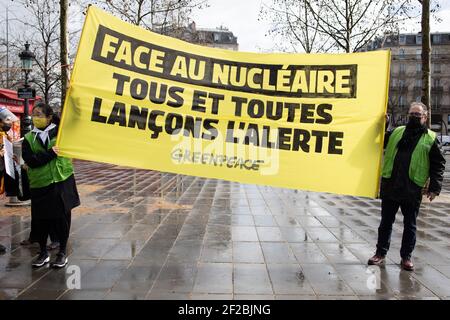 Parigi, Francia. 11 Marzo 2021. I manifestanti si sono riuniti a Place de la Republique a Parigi nel decimo anniversario dell'incidente nucleare di Fukushima. Parigi, Francia, 11 marzo 2021. Foto di Raphael Lafargue/ABACAPRESS.COM Credit: Abaca Press/Alamy Live News Foto Stock