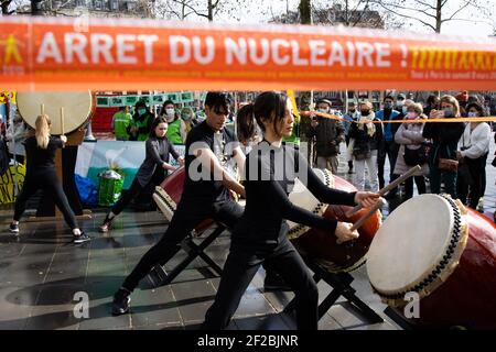 Parigi, Francia. 11 Marzo 2021. I manifestanti si sono riuniti a Place de la Republique a Parigi nel decimo anniversario dell'incidente nucleare di Fukushima. Parigi, Francia, 11 marzo 2021. Foto di Raphael Lafargue/ABACAPRESS.COM Credit: Abaca Press/Alamy Live News Foto Stock