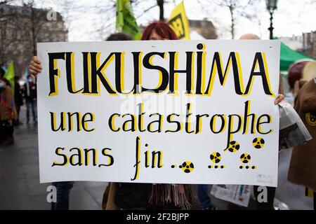 Parigi, Francia. 11 Marzo 2021. I manifestanti si sono riuniti a Place de la Republique a Parigi nel decimo anniversario dell'incidente nucleare di Fukushima. Parigi, Francia, 11 marzo 2021. Foto di Raphael Lafargue/ABACAPRESS.COM Credit: Abaca Press/Alamy Live News Foto Stock