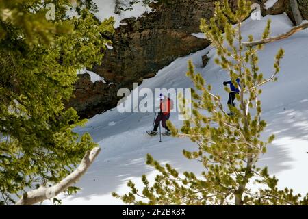 Sunny Winter Escursionismo e racchette da neve fino al lago di vetro e Loch con nel Rocky Mountain National Park, Colorado Foto Stock