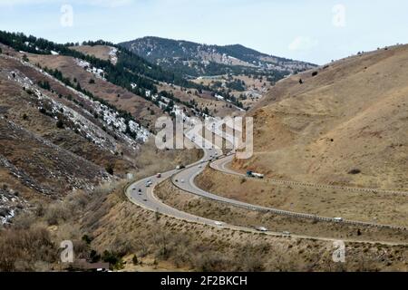 Curvy Highway, superstrada, vicino a Matthews/Winters Park nella zona Red Rocks di Golden, Colorado Foto Stock