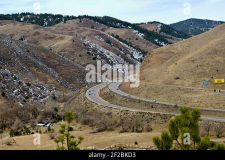 Curvy Highway, superstrada, vicino a Matthews/Winters Park nella zona Red Rocks di Golden, Colorado Foto Stock