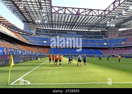 I calciatori di Inter Milan si riscaldano in uno stadio vuoto di Giuseppe Meazza, a causa delle sane regole del Covid-19, a Milano. Foto Stock