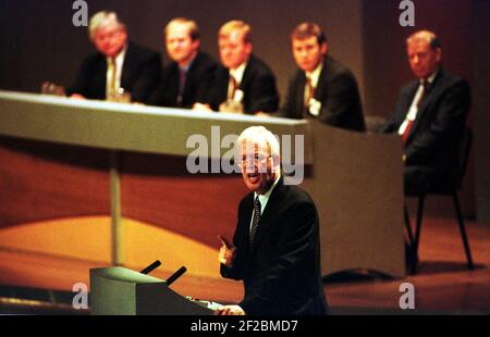 Jim Wallace MP settembre 1999 Vice primo Ministro dell'Esecutivo Scozzese , si prepara ad affrontare la conferenza di Harrogate. Foto Stock