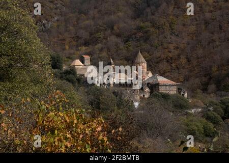 KALBAJAR, NAGORNO KARABAKH - NOVEMBRE 07: Vista a distanza del monastero di Dadivank chiamato anche Khutavank costruito tra il IX e 13 ° secolo nel distretto settentrionale di Kalbajar o Karvachar nell'autoproclamata Repubblica di Artsakh o Nagorno-Karabakh, de jure parte della Repubblica di Azerbaigian Foto Stock