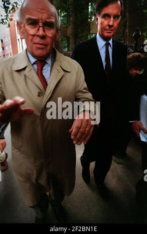 Jonathan Aitken, ex ministro del governo conservatore, lascia l'alta Corte A Londra all'intervallo di pranzo dove si trova ad affrontare le spese di perjury Foto Stock