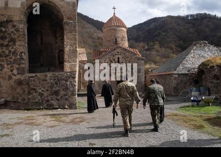 KALBAJAR, NAGORNO KARABAKH - 07 NOVEMBRE: I membri dell'Armata di difesa Artsakh in visita al monastero di Dadivank chiamato anche Khutavank prima di entrare in guerra il 07 novembre 2020, nel distretto di Kalbajar, Nagorno-Karabakh. I combattimenti tra Armenia e Azerbaigian sul Nagorno-Karabakh nella proclamata Repubblica di Artsakh, parte de jure della Repubblica di Azerbaigian, sono riesplose alla fine di settembre in una guerra di sei settimane con entrambi i paesi accusandosi a vicenda di provocazioni che hanno lasciato migliaia di morti. Foto Stock