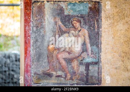 Leda e il Cigno: L'affresco riemerge in una sala lungo Via del Vesuvio, durante interventi di rifilatura sui fronti di scavo del Regio V, Pompei Foto Stock