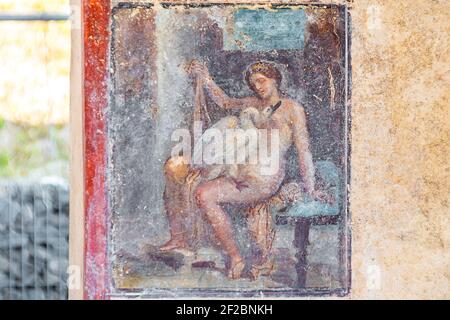 Leda e il Cigno: L'affresco riemerge in una sala lungo Via del Vesuvio, durante interventi di rifilatura sui fronti di scavo del Regio V, Pompei Foto Stock