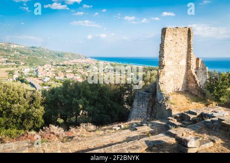 La città di Ascea, in Cilento, Campania, sullo sfondo del cielo nuvoloso con il Mare Adriatico e la Torre di Velia Normanna (Torre di Velia) Foto Stock