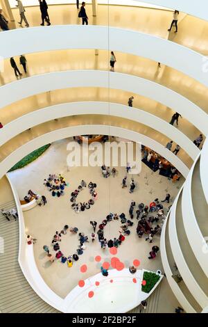 Visitatori e scolaresche, interni di Solomon R Guggenheim Museum, Manhattan, New York City, Stati Uniti d'America, America del Nord Foto Stock