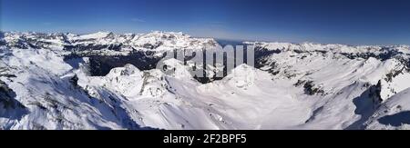 ampio panorama invernale dal chaerpf sui monti glarona. Skimo, sci alpinismo. Giorno di sole Foto Stock