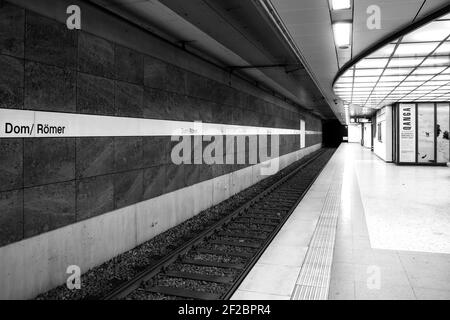 Stazione della metropolitana Römer Frankfurt am Main, deserta a causa di virus Foto Stock