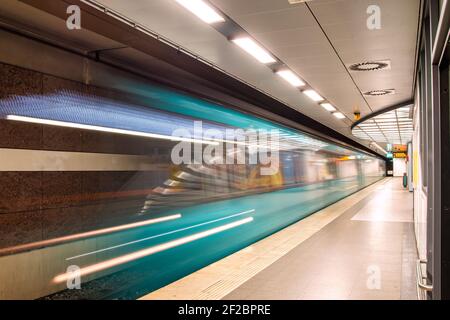 Stazione della metropolitana Römer Frankfurt am Main con U-Bahn sfocata in movimento Foto Stock