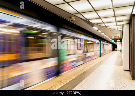 Stazione della metropolitana Römer Frankfurt am Main con U-Bahn sfocata in movimento Foto Stock