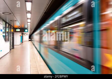 Stazione della metropolitana Römer Frankfurt am Main con U-Bahn sfocata in movimento Foto Stock