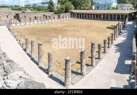 Quadriportico o quadriportico dei Teatri o barretta dei gladiatori (caserma dei gladiatori). Pompei o Pompei rovine. Antica città romana di Pompei, Foto Stock