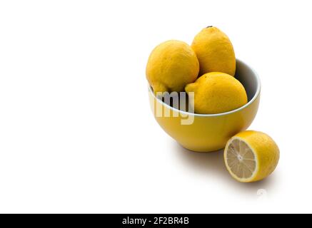 Giallo ciotola piena con i limoni con spazio di copia Foto Stock