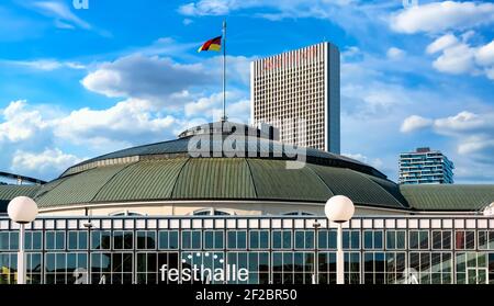 La Festhalle alla Fiera di Francoforte con la bandiera tedesca, sullo sfondo il Marriott Hotel. Foto Stock