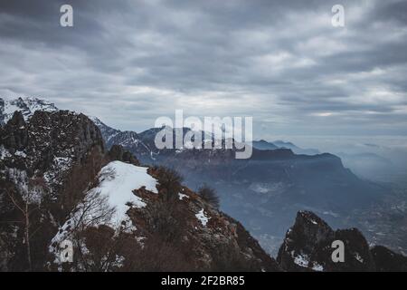 Vista dalla cima dei piani dei Resinelli a Lecco, vicino a Como Lombardia, Italia. Foto Stock