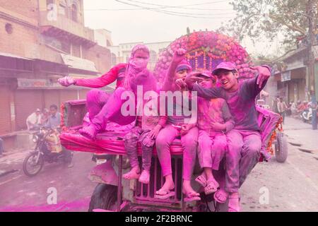 India, Mathura - i ragazzi gettano polvere colorata nella processione di Holi a Mathura. Foto Stock