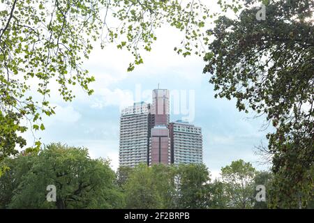 Splendido parco Hiroshima-Nagasaki durante la primavera, vista del cielo e degli edifici, Colonia, Germania Foto Stock