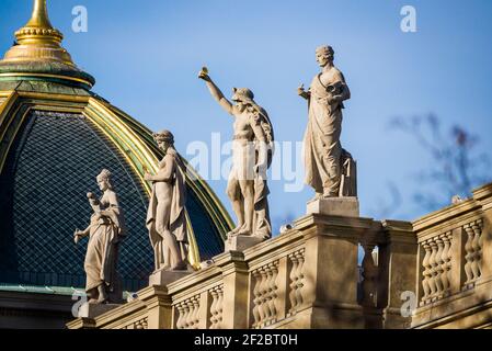 Praga, repubblica Ceca - 18 Febbraio 2021. Dettagli delle sculture sul tetto del Museo Nazionale sopra Piazza Venceslaw Foto Stock