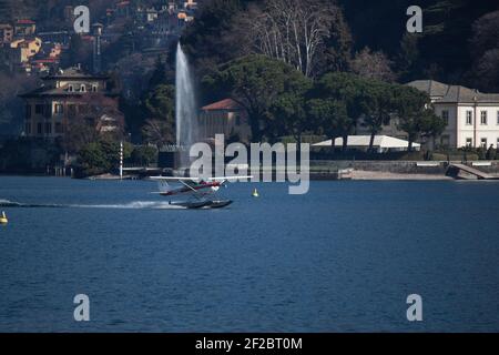 Un idrovolante pronto per il decollo dal lago di Como, Lombardia, Italia. Foto Stock