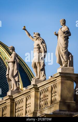 Praga, repubblica Ceca - 18 Febbraio 2021. Dettagli delle sculture sul tetto del Museo Nazionale sopra Piazza Venceslaw Foto Stock