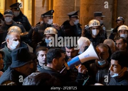 Manifestanti che prendono parte ad una protesta davanti al funzionario residenza del primo ministro dell'Armenia che chiede dimissioni dell'armeno Il primo ministro Nikol Pashinyan che ha firmato la dichiarazione che ha cessato le ostilità Nella regione contesa di Nagorno-Karabakh e la consegna di un Una parte significativa dei territori della regione per l'Azerbaigian Nella città di Yerevan capitale dell'Armenia Foto Stock