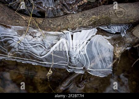 Poznan, Wielkopolska, Polonia. 11 Marzo 2021. Dalla mattina sulla riva orientale del lago Rusalka si potevano osservare le forme di ghiaccio, creando modelli originali. Questa è una delle ultime tracce dell'inverno in partenza a Poznan. Credit: Dawid Tatarkiewicz/ZUMA Wire/Alamy Live News Foto Stock