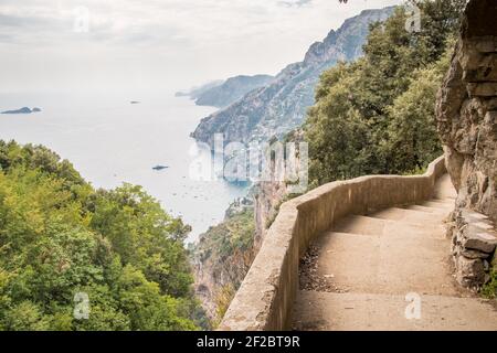 La città di Positano dal sentiero del Dio (Sentiero degli dei) tra Positano e Amalfi sulla Costiera Amalfitana in Campania Foto Stock