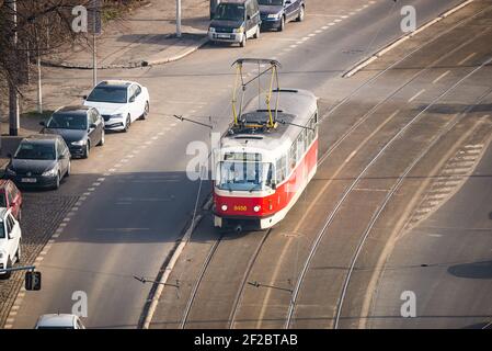 Praga, repubblica Ceca - 24 Febbraio 2021. Tipico tram rosso T3R.P con numero 8456 che va sulla ferrovia a Podoli Foto Stock