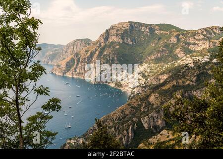 La città di Positano dal sentiero del Dio (Sentiero degli dei) tra Positano e Amalfi sulla Costiera Amalfitana in Campania Foto Stock